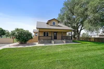 Image de Farmhouse: Luxury Living with Outdoor Oasis