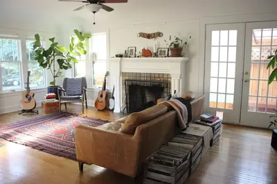 Image de Bright Se Craftsman with open kitchen and hot tub