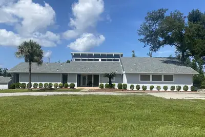 Image de 10% of a weeks stay pet friendly big backyard. Plenty of room for everyone! !