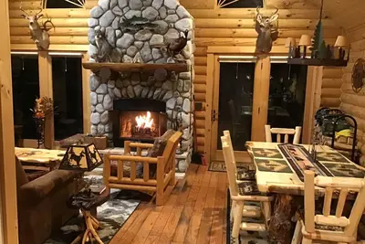 Image de Welcome snowmobilers and skiers to a cozy log cabin on the Rapid River.