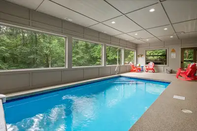 Image de Splashtastic Cabin Indoor Pool + Outdoor Fireplace+ Theatre