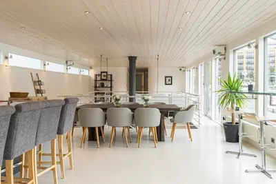 Image de Charming houseboat featuring a sauna