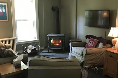 Image de Charming 1871 farmhouse retreat, wooded views in the historic village of Chatham