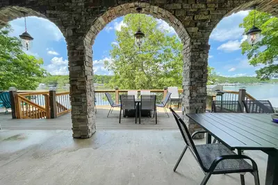 Image de Lake Escape - 9 Bdrm w/Awesome Decks & Dock