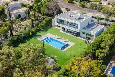 Image de Villa Elodie Piscine privé, parking, wifi gratuit 5 minutes Praia Da Rocha