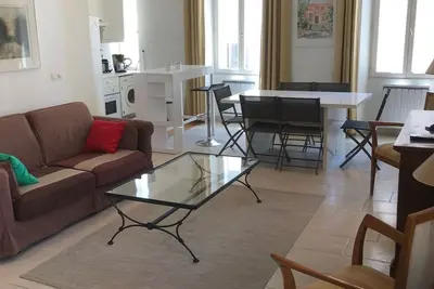 Image de App tout confort Carré d’or 150 m mer 50m gare séjour40m2 2 ch  2sdb 6 couchages