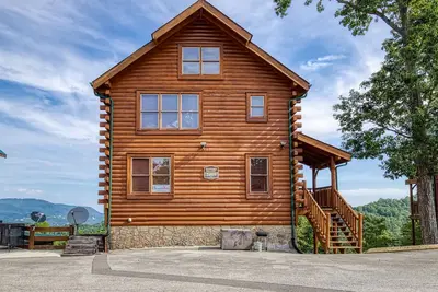 Image de 3br Cabin w/ Mountain Views, Hot Tub, Game Room & Resort Amenities