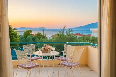 Seaview Terrace Haven-Perfect Location By The Sea