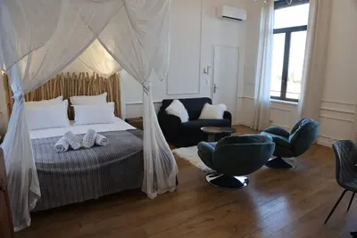 Image de La Romantique, suite de luxe avec baignoire au Château La Vidalle