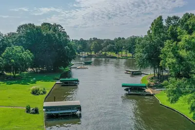 Image de Billiards, ping pong, foosball, and Lake Oconee waterfront.