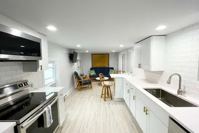 Image de River Inspired 1-Br Condo in the Cottages on James