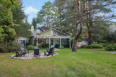 Image de Modern Cabin in Saugatuck with Year Round Hot Tub!