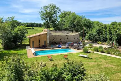 Image de Gîte campagne famille 6 chb. Aire de jeux enfants. Piscine chauffée. Pétanque