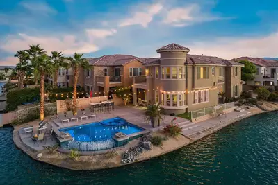 Image de Lakefront Dream: Misters and The Best Corner Lot on the Lake!