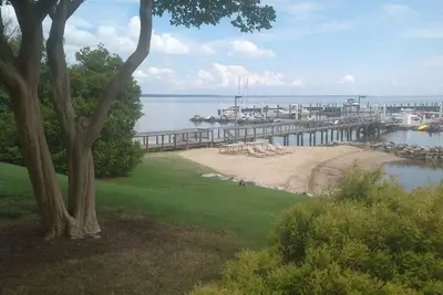 Image de Walk to beach, large room  on wooded lake, \"Kingsmill on the James\"