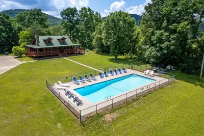 Image de Relax & Unwind: Outdoor Pool and Hot Tub Oasis - Bear Mountain Splash