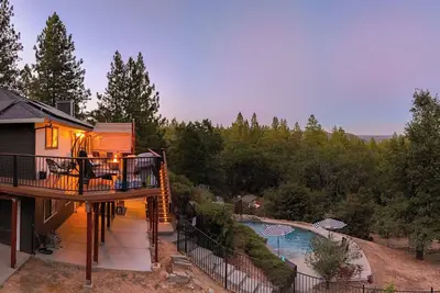 Image de Secluded 5-acre getaway with Private Pool and Hottub - great views!