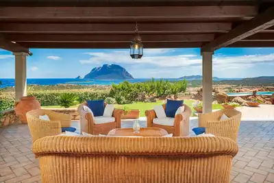 Villa Halliv - piscine à débordement surplombant la baie de Tavolara