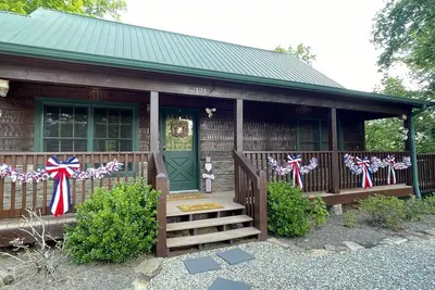 Hike, Tubing or Relax - Less than 10 minutes from The Great Smoky Mountains! !