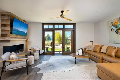 Image de Stunning 2310 sqft. 3 bed, 4 bath home in Private Lakefront Community