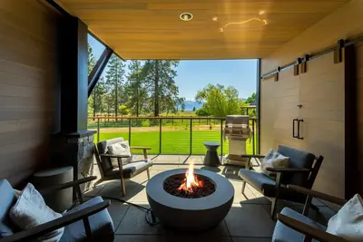 Image de Luxury Lakefront 2313 sqft. 3 bed, 4 bath Condominium