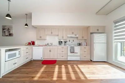 Image de ✦Spacious Condo✦King Bed✦Close to Dt✔Ugd Parking