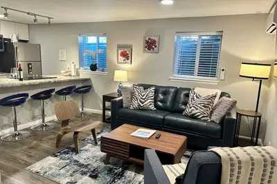 Fully stocked new apt, work from home + Free Parking!