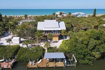 Image de Loggerhead Landing: Beach, swim spa and dock: This lodge on the beach has it all!