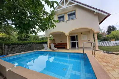 Image de Maison de vacances avec piscine et douche de jardin