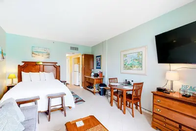 Image de Second-floor studio with pool, high-speed WiFi, kitchenette & central Ac