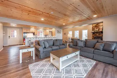 Image de Family Lake Escape w/ Dock & Game Room