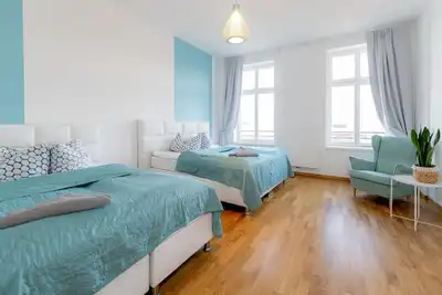 Image de Modern 4-bett-zimmer mit Bad - Luga Homes - Stadthaus