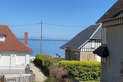 Image de Maison entièrement rénovée située à 50 mètres de la mer jardin 4 chambres 2 Sdb.