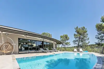 Superbe et spacieuse propriété avec piscine et spa 7 chambres
