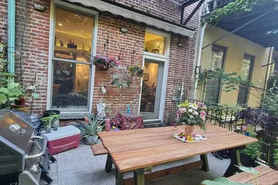 Image de Charming brownstone on quiet residential block in vibrant, diverse neighborhood