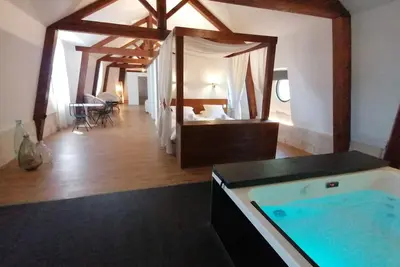 Image de Très grand loft Sous Les Toits - Château La Vidalle - Spa privatif et piscine