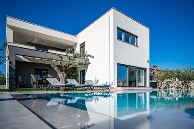Image de A modern spacious elegant villa with pool in Pula with finely decorated two apartments connected with internal staircase.