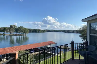 Image de Vintage Lake Front Cottage, thoughtful updates, cleaned and cared for by owner