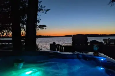 Image de Cozy Home, Hot Tub, Dock, Kayaks, Swimming, Fishing, Pub in Walking Distance