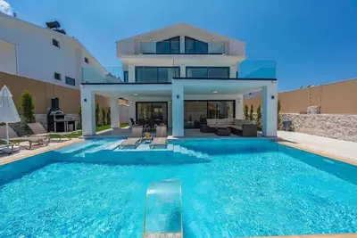 Image de Luxury villa with private pool & garden overseeing stunning picturesque mountain