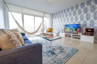 Image de Palm Place, Pool in Miami, Steps to Midtown Shops