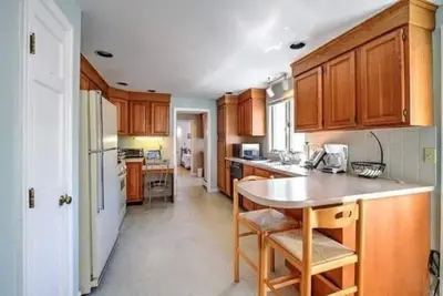 Image de Spacious family home nestled in a lakeside community