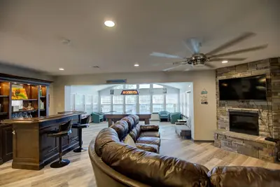 Image de Waterfront Home with private boat ramp and boat dock.