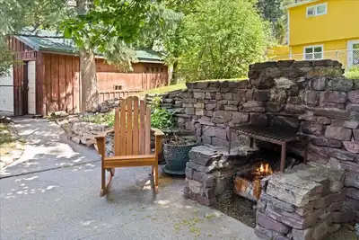 Image de Coveted Lower Rattlesnake 2-Bedroom Gem—Now Offering Mid-Term Rentals!