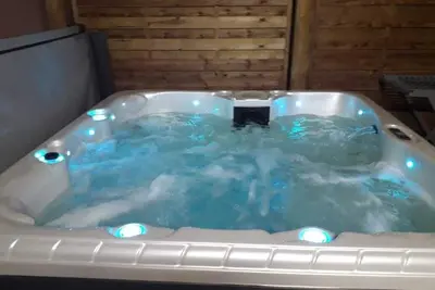 Image de Maison de Campagne avec Jacuzzi et Jardin