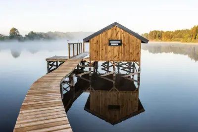 Image de Cabane sur l'eau avec vue panoramique sur le lac.