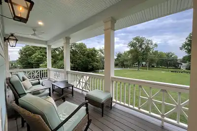 Image de East + West 2-Suites 🕊️ Bleubird Studio + Suites -Art • Yoga • Boutique Stay