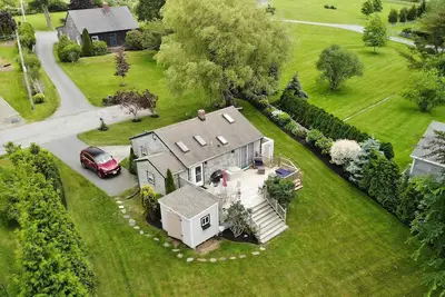 Image de Restful, Sunny Cottage in the midst of it all - Beaches, Restaurants, Shopping etc!