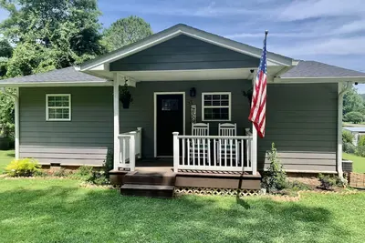 Image de Cozy 3 Bedroom, 2 Bathroom Cottage, right on the water!