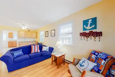 Image de Cottage with deck & sunroom - steps to Long Sands Beach